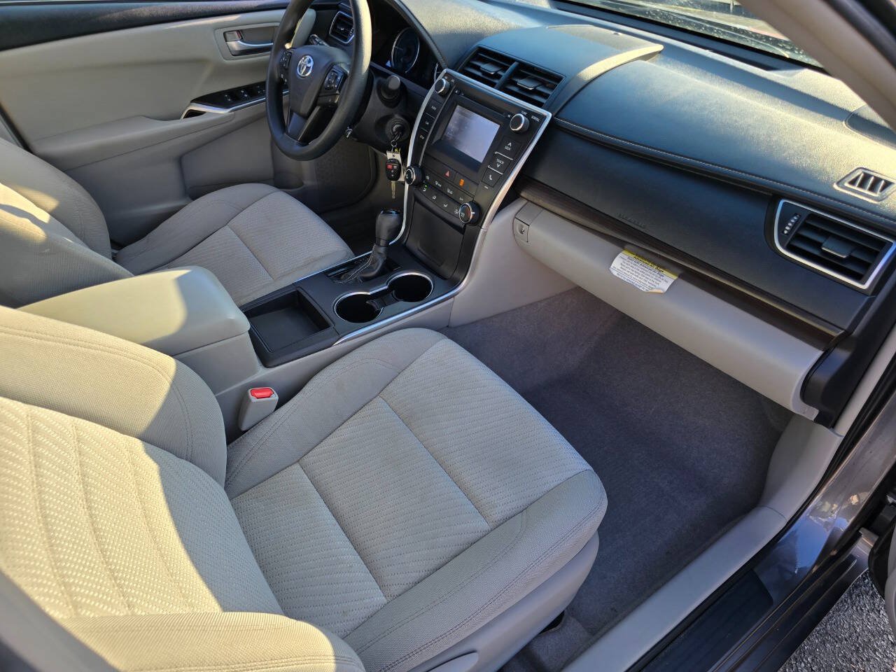 Used 2016 Toyota Camry LE FWD image 30