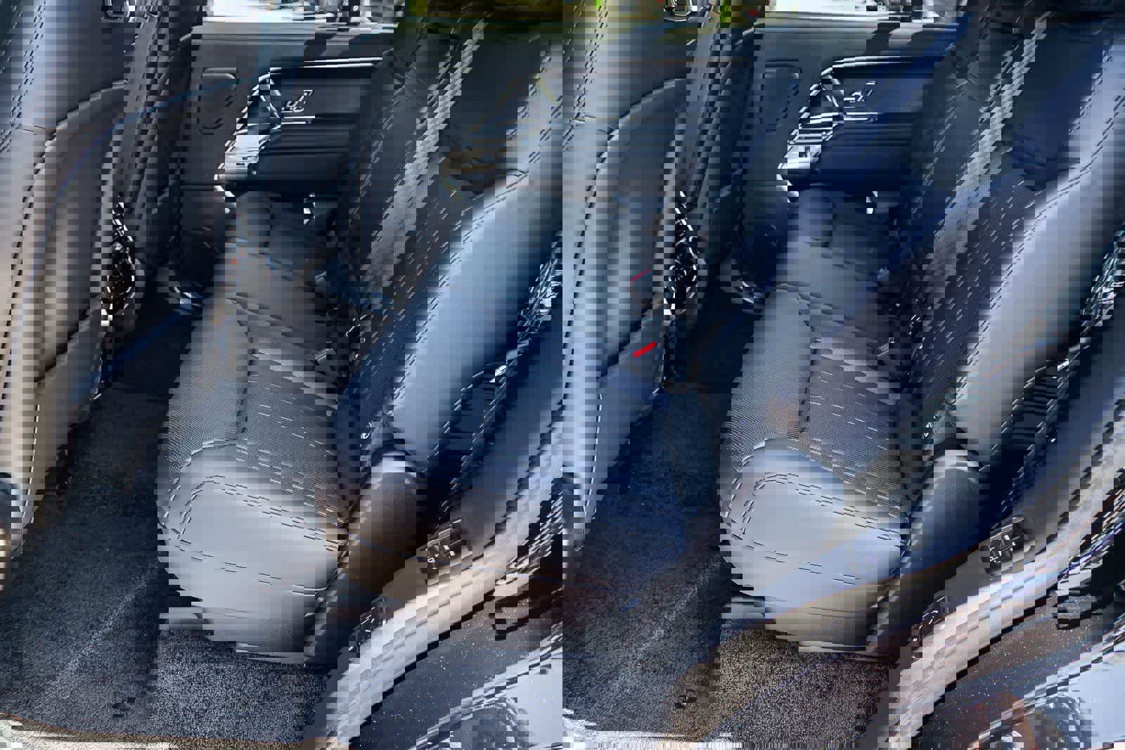 New 2026 Land Rover Range Rover Long Wheelbase SE image 18