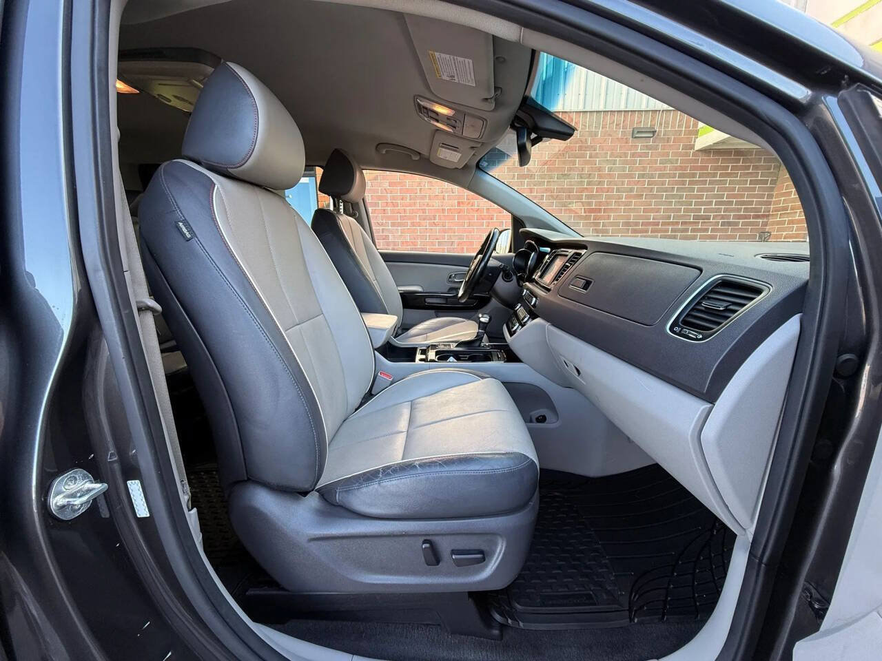 Used 2018 Kia Sedona SX FWD image 17