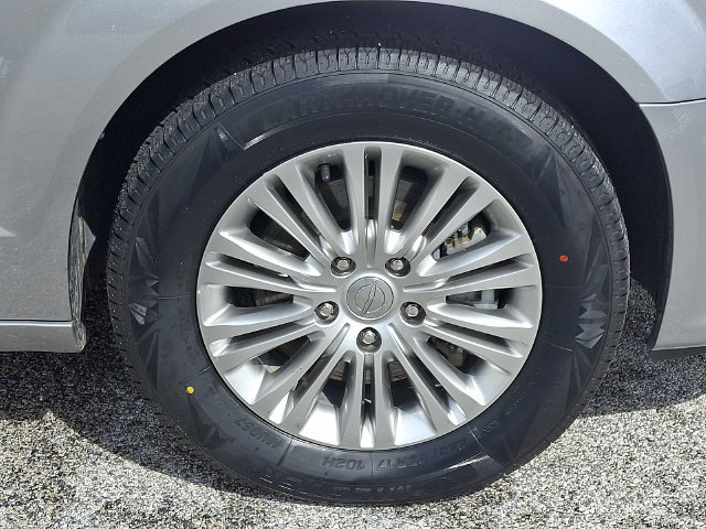 Used 2016 Chrysler Town & Country Touring-L FWD image 11
