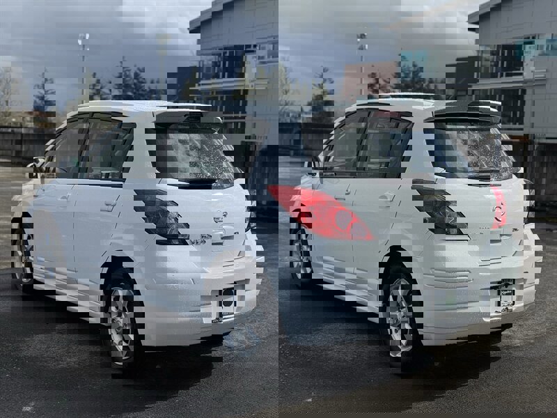 Used 2011 Nissan Versa SL image 3