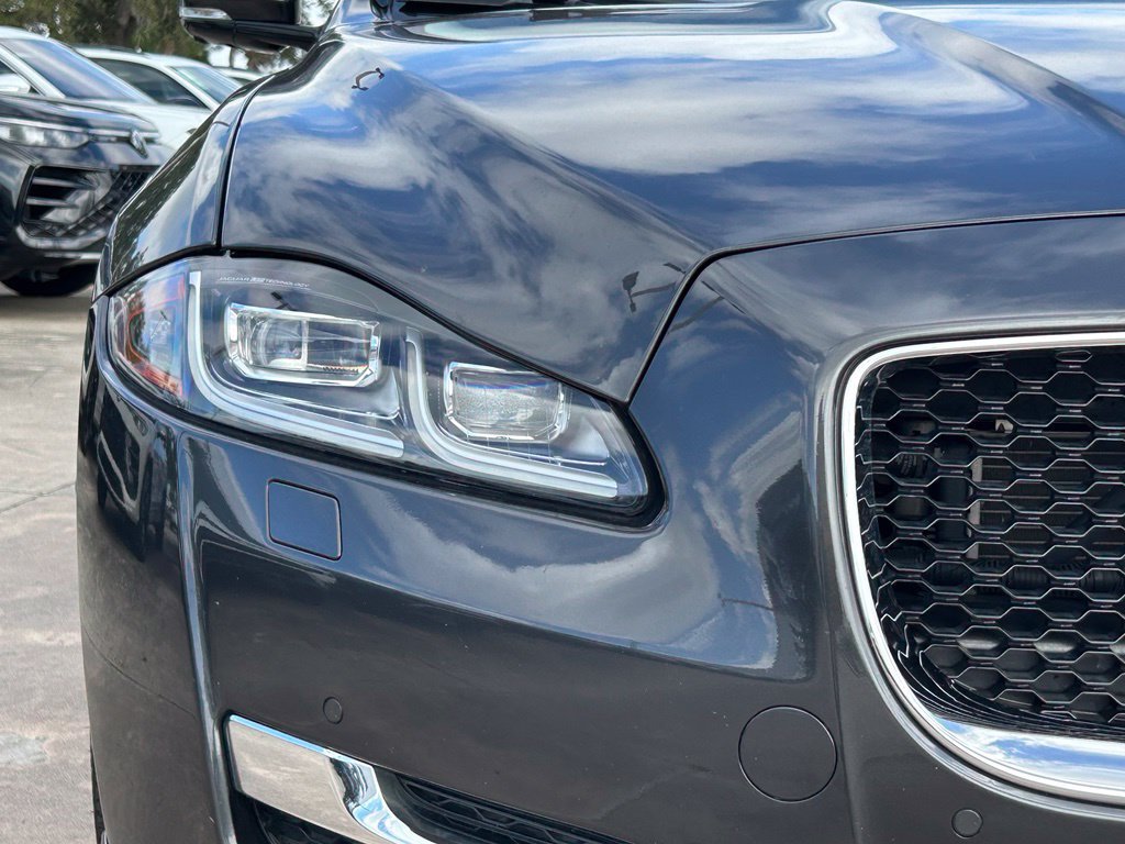 Used 2018 Jaguar XJ R-Sport RWD image 40