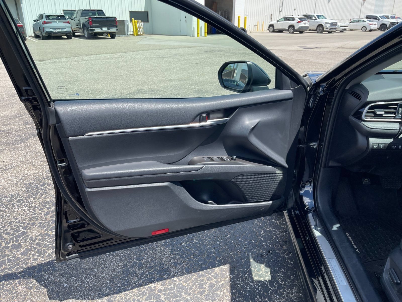 Used 2023 Toyota Camry SE FWD image 11