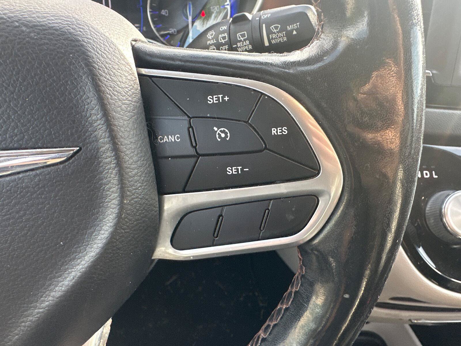 Used 2019 Chrysler Pacifica Touring-L FWD image 16