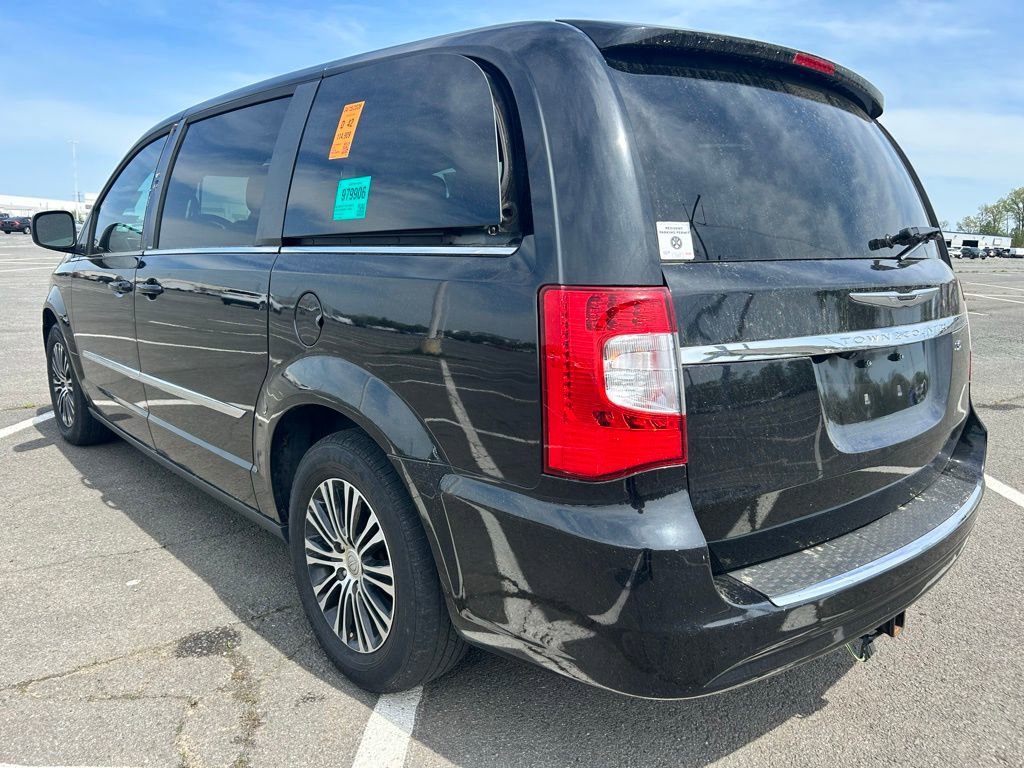 Used 2013 Chrysler Town & Country S FWD image 3