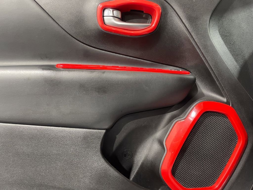 Used 2018 Jeep Renegade Altitude image 11