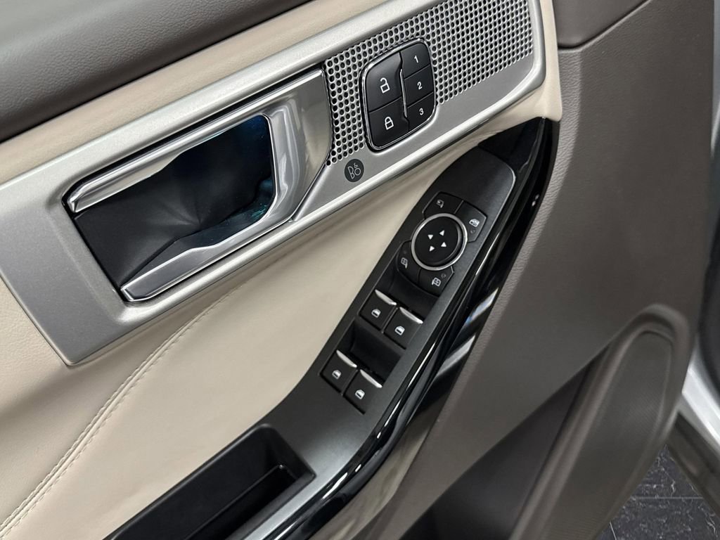 Used 2023 Ford Explorer Platinum w/ Class IV Trailer Tow Package image 29