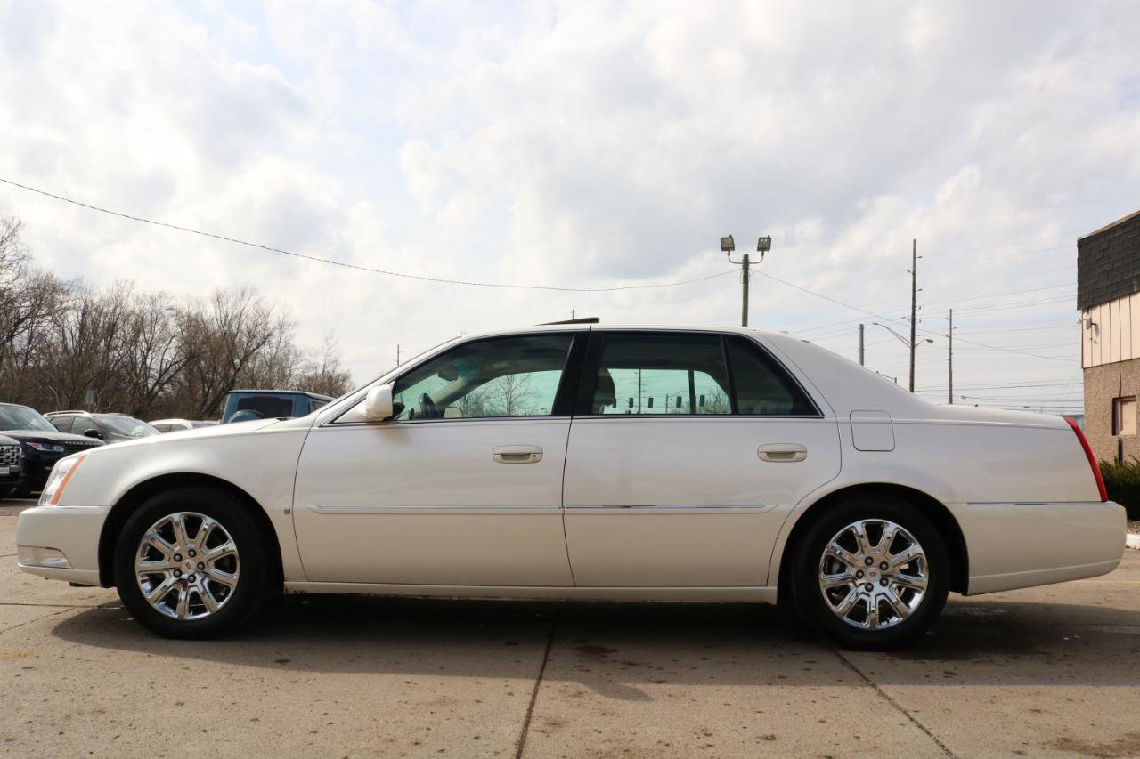 Used 2009 Cadillac DTS w/ Sun And Sound Package image 16