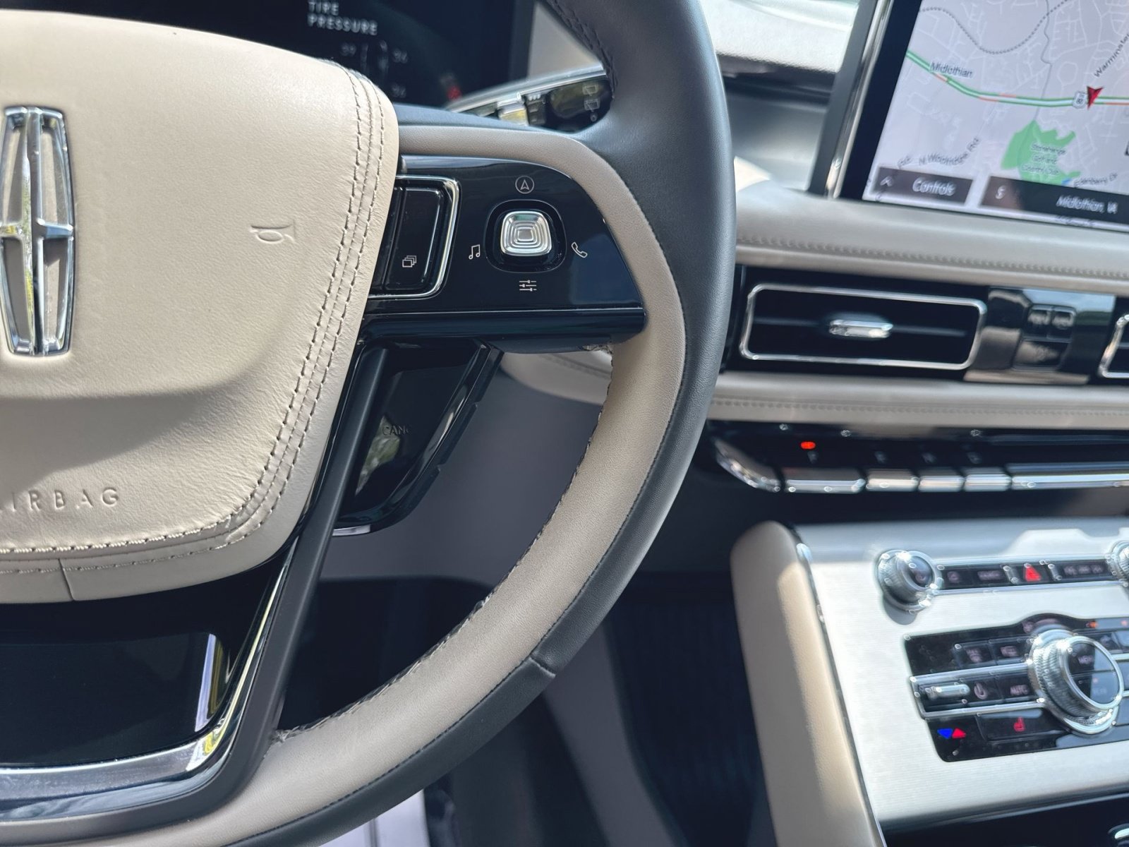 Used 2023 Lincoln Aviator AWD w/ Premium Package image 17