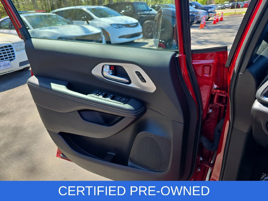 Used 2025 Chrysler Pacifica Limited FWD image 27