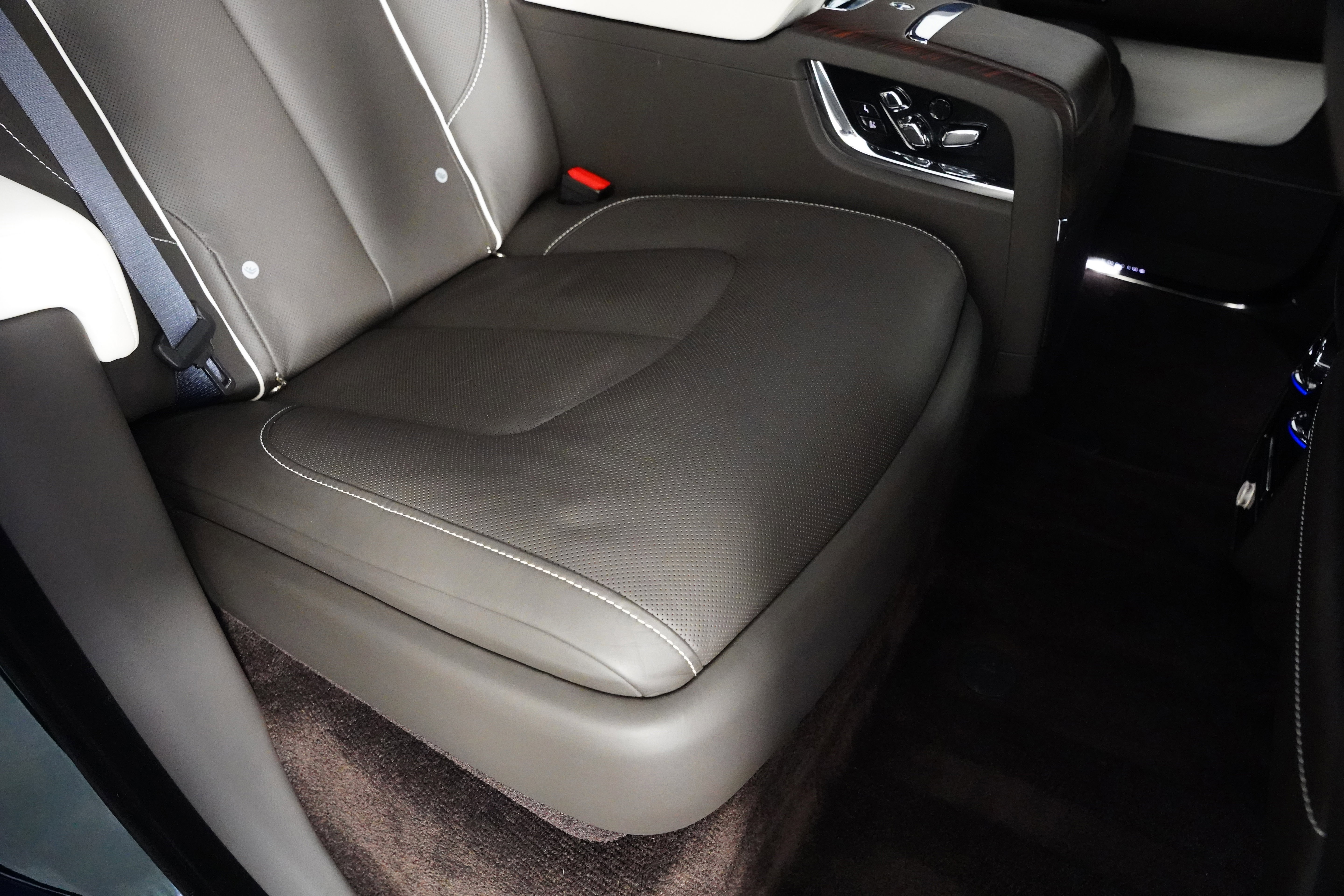 Used 2023 Rolls-Royce Cullinan w/ Cullinan Package image 35