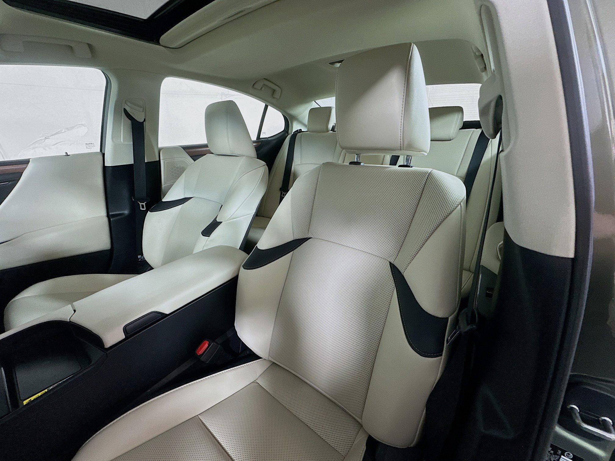 Used 2025 Lexus ES 350 w/ Premium Package image 19