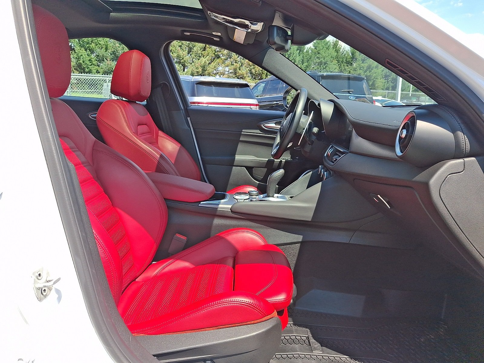 Used 2022 Alfa Romeo Giulia Veloce AWD/4WD image 28