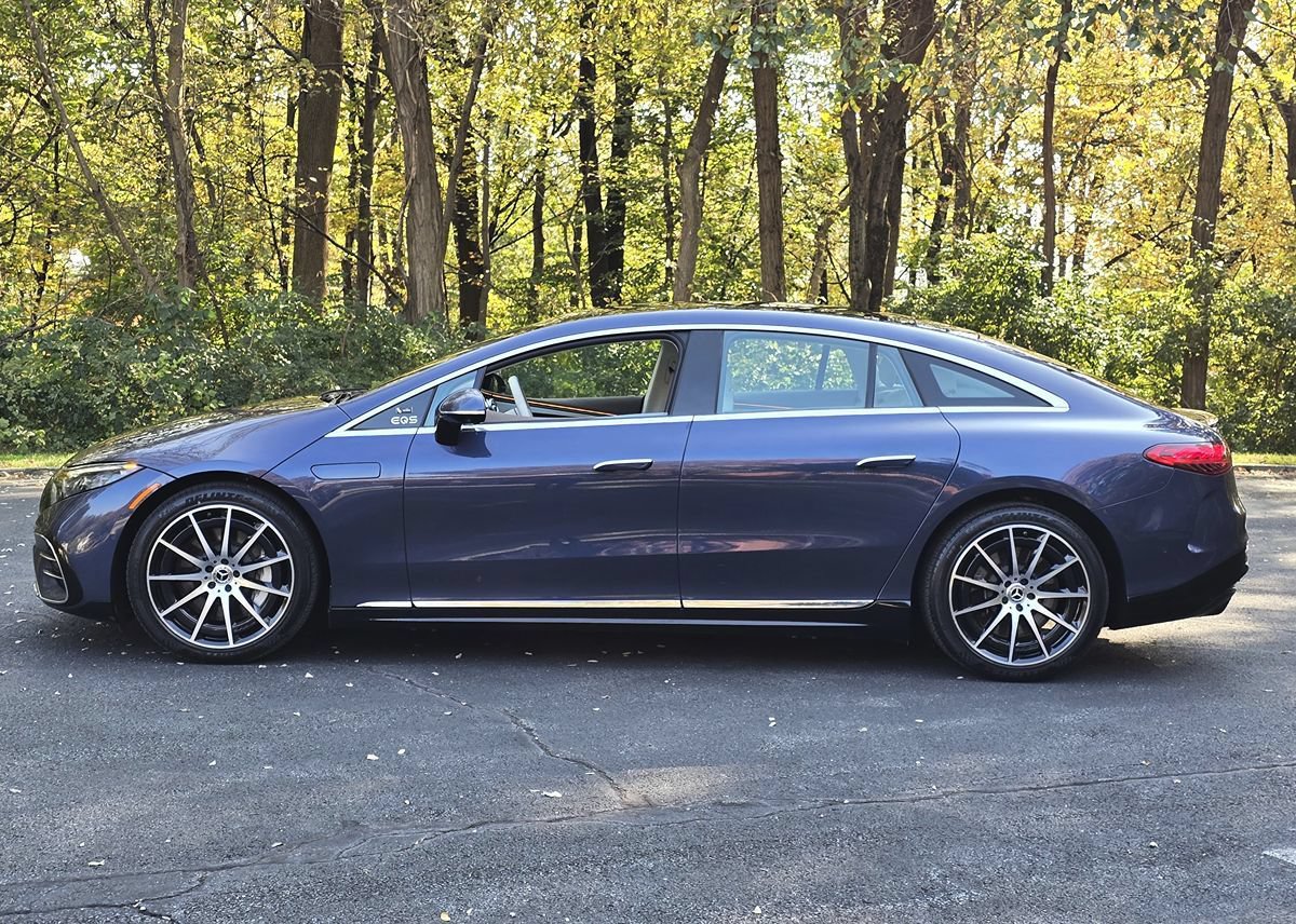 Used 2023 Mercedes-Benz EQS 580 4MATIC Sedan image 3