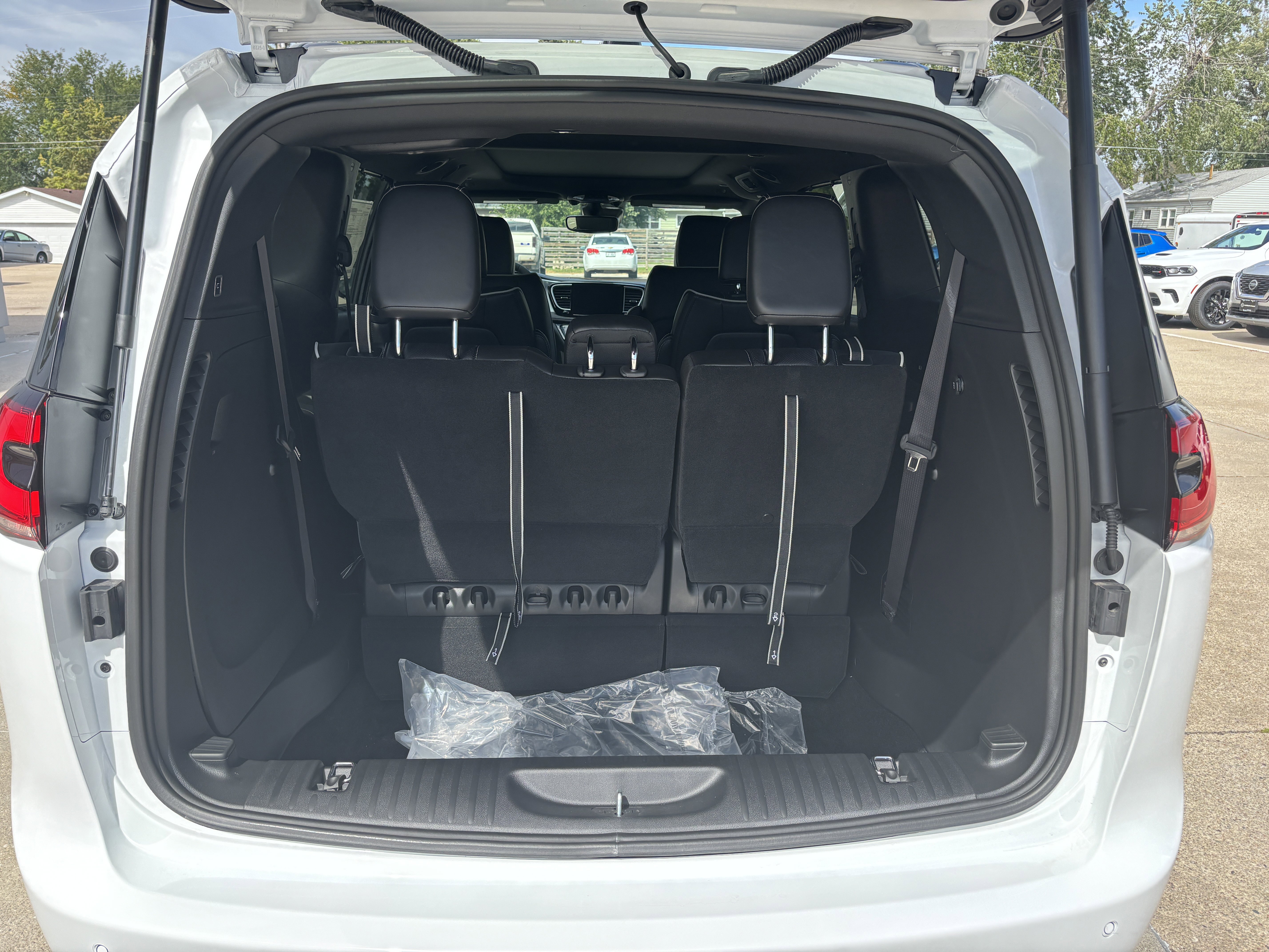 New 2026 Chrysler Pacifica Limited w/ S Appearance Package image 9