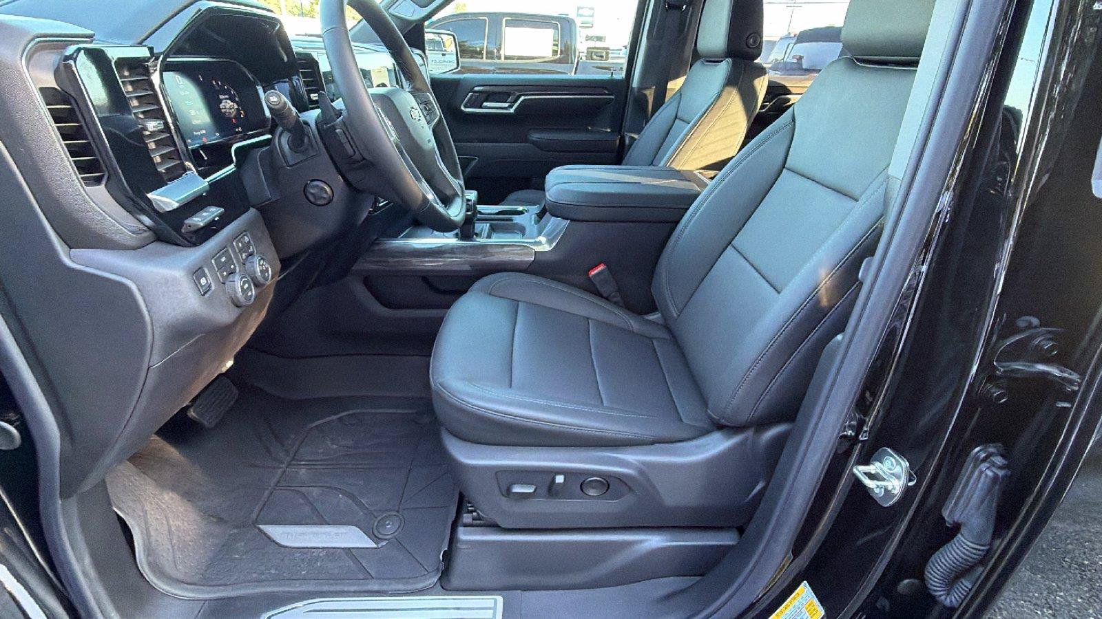 New 2026 Chevrolet Silverado 1500 LTZ w/ LTZ Premium Package AWD/4WD image 17
