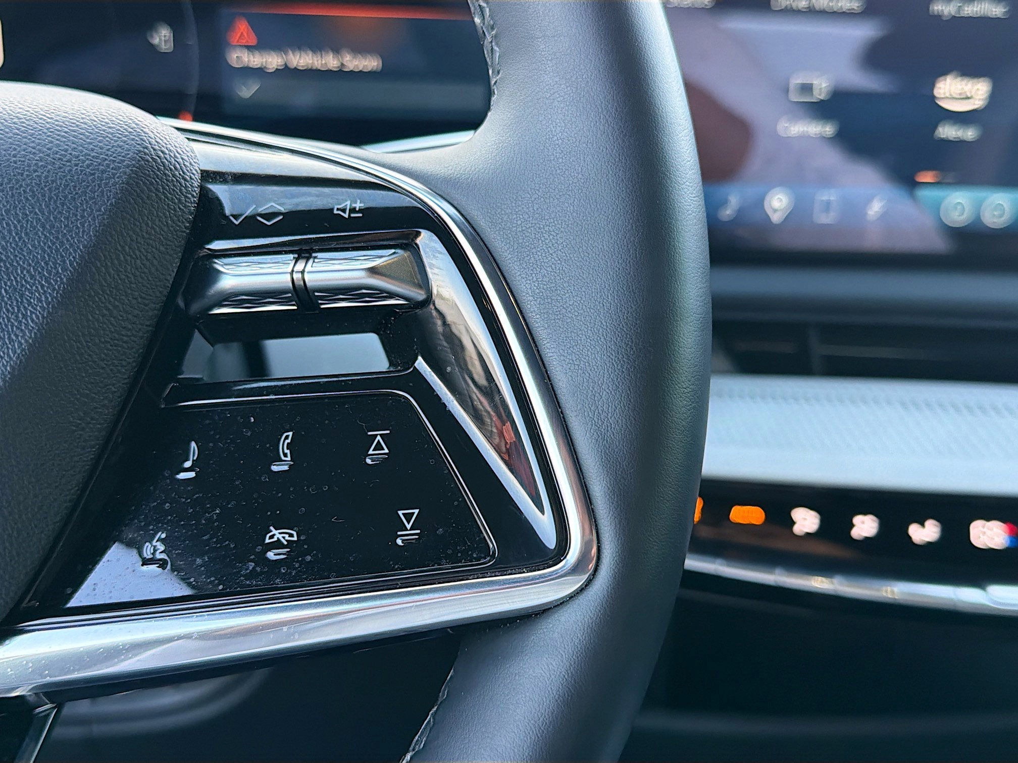 Used 2025 Cadillac Optiq Sport 1 w/ LPO, Floor Liner Package image 37