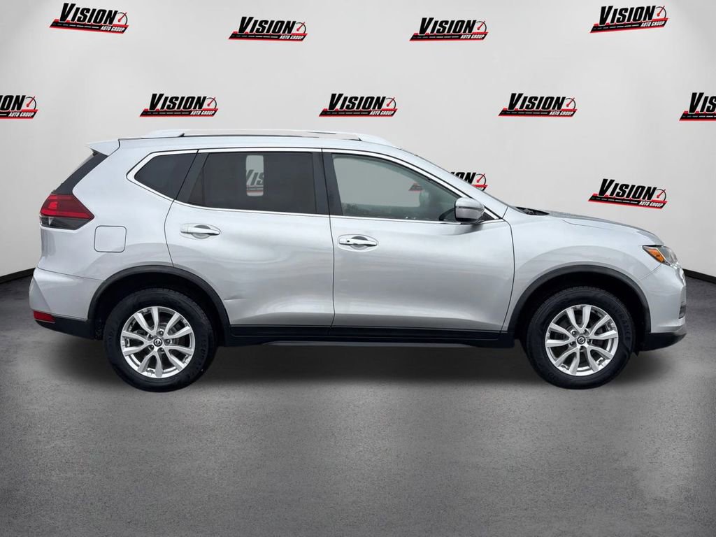 Used 2018 Nissan Rogue SV image 4