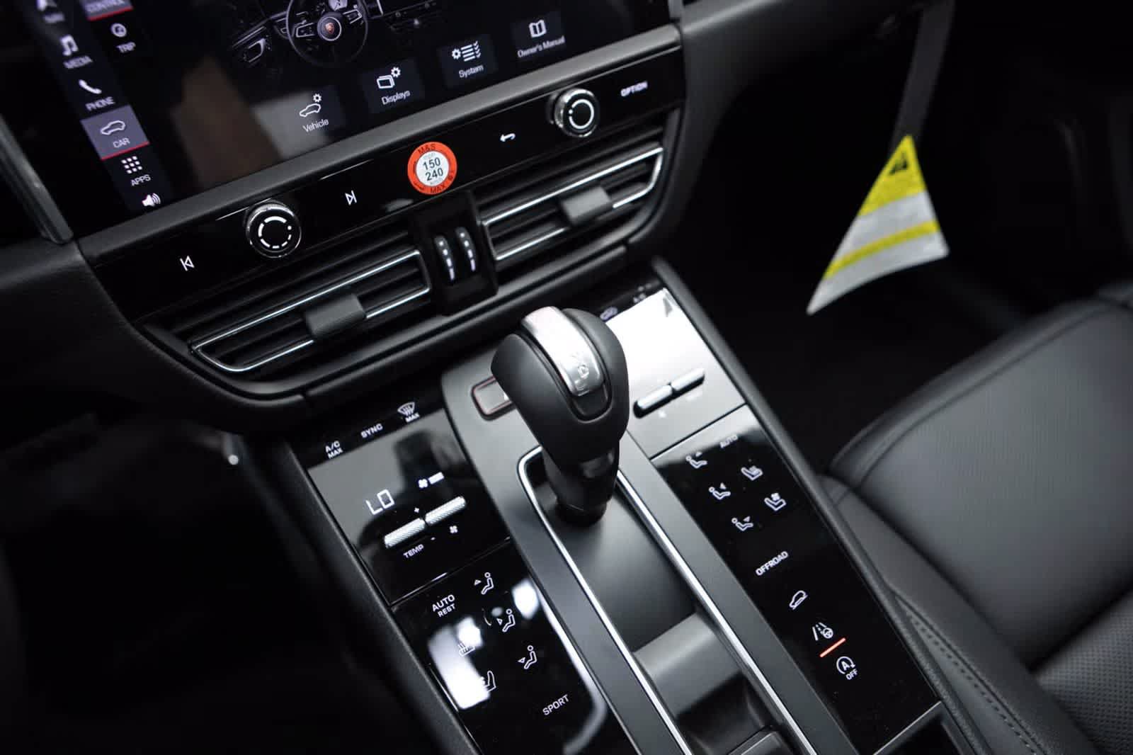 Certified 2026 Porsche Macan AWD/4WD image 28