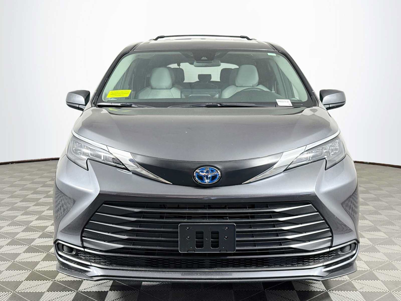 Used 2025 Toyota Sienna LE AWD/4WD image 2