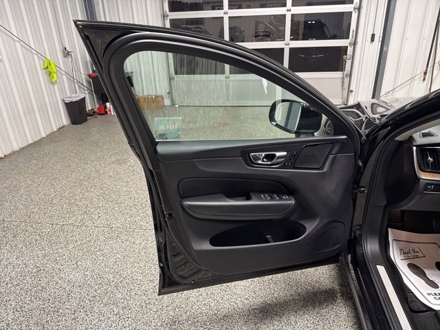 Used 2021 Volvo XC60 T5 Momentum w/ Protection Package Premier image 8