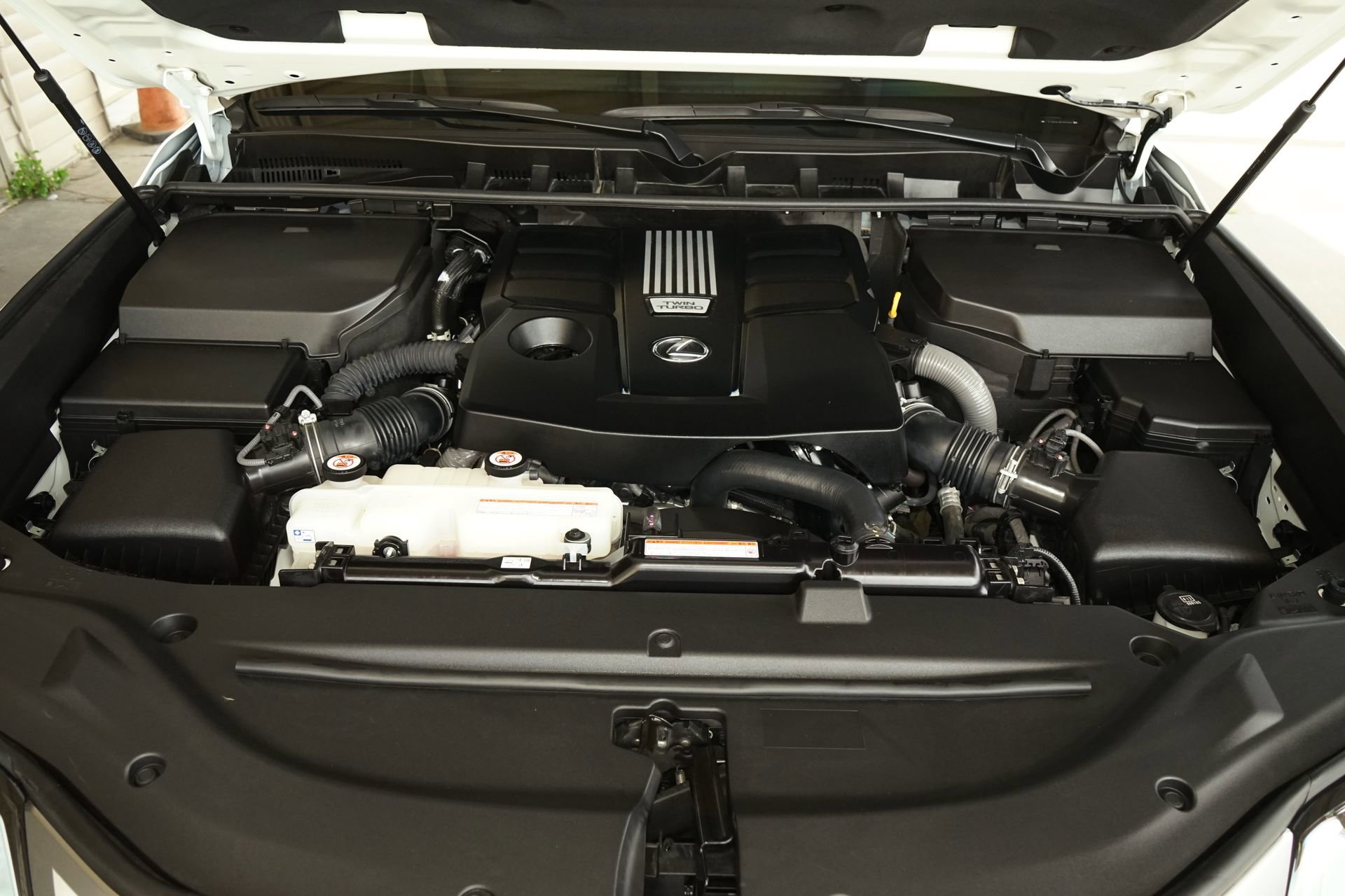 Used 2024 Lexus LX 600 4WD w/ Luxury Package image 36