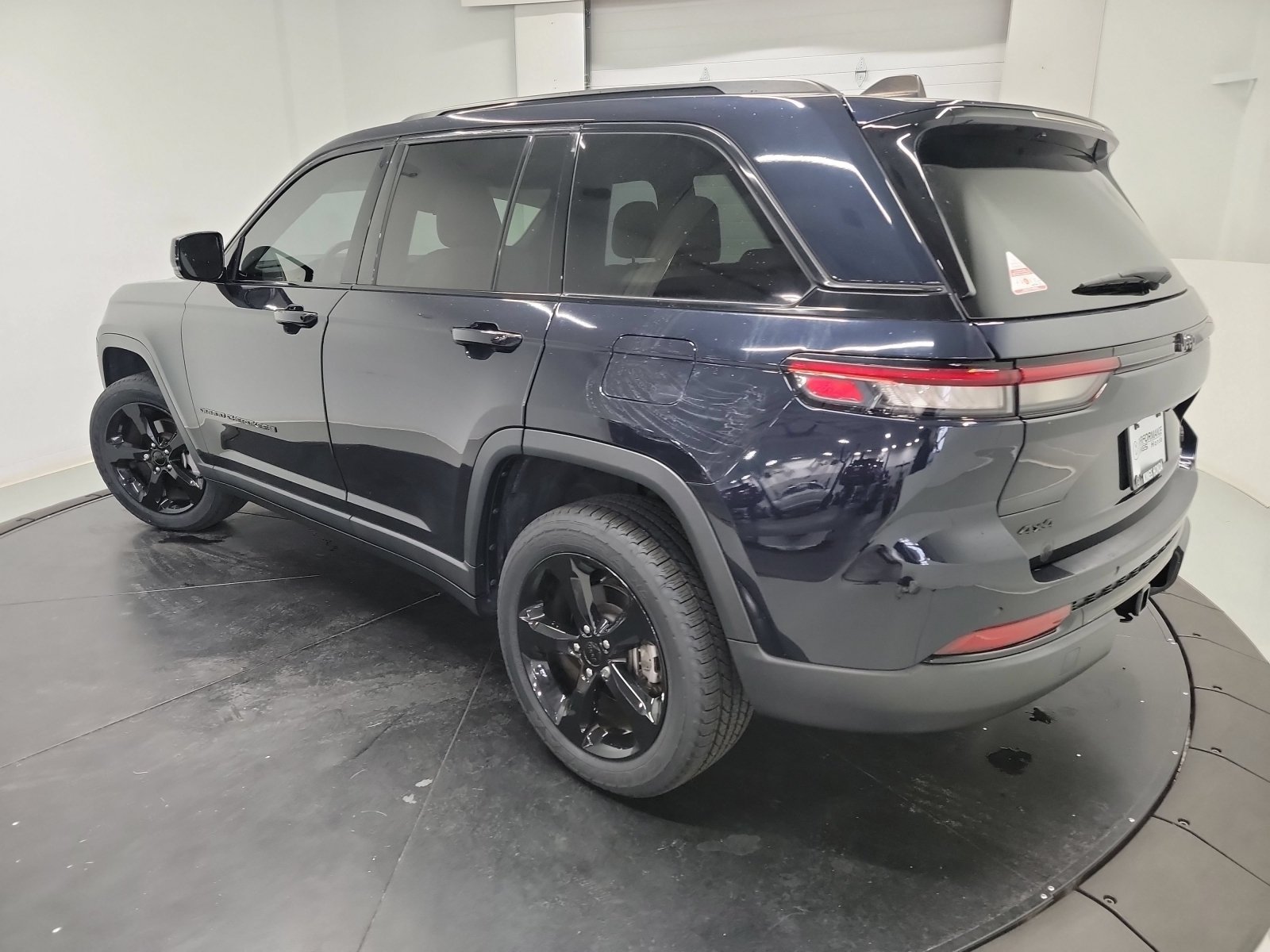Used 2023 Jeep Grand Cherokee Limited w/ Black Appearance Package AWD/4WD image 6