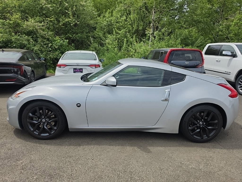 Used 2016 Nissan 370Z Coupe RWD image 2