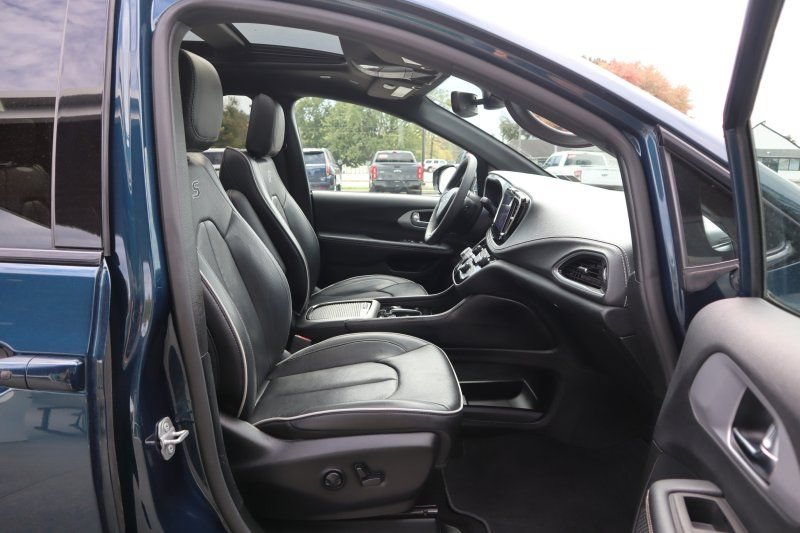 Used 2025 Chrysler Pacifica Limited FWD image 19