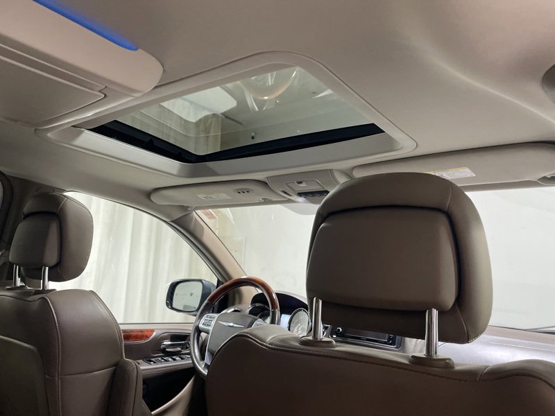 Used 2012 Chrysler Town & Country Limited w/ Luxury Group image 12
