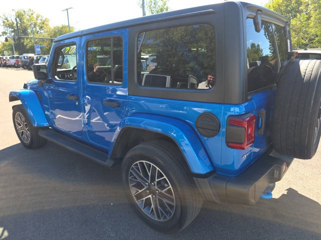 Used 2023 Jeep Wrangler Unlimited Sahara w/ Cold Weather Group AWD/4WD image 15