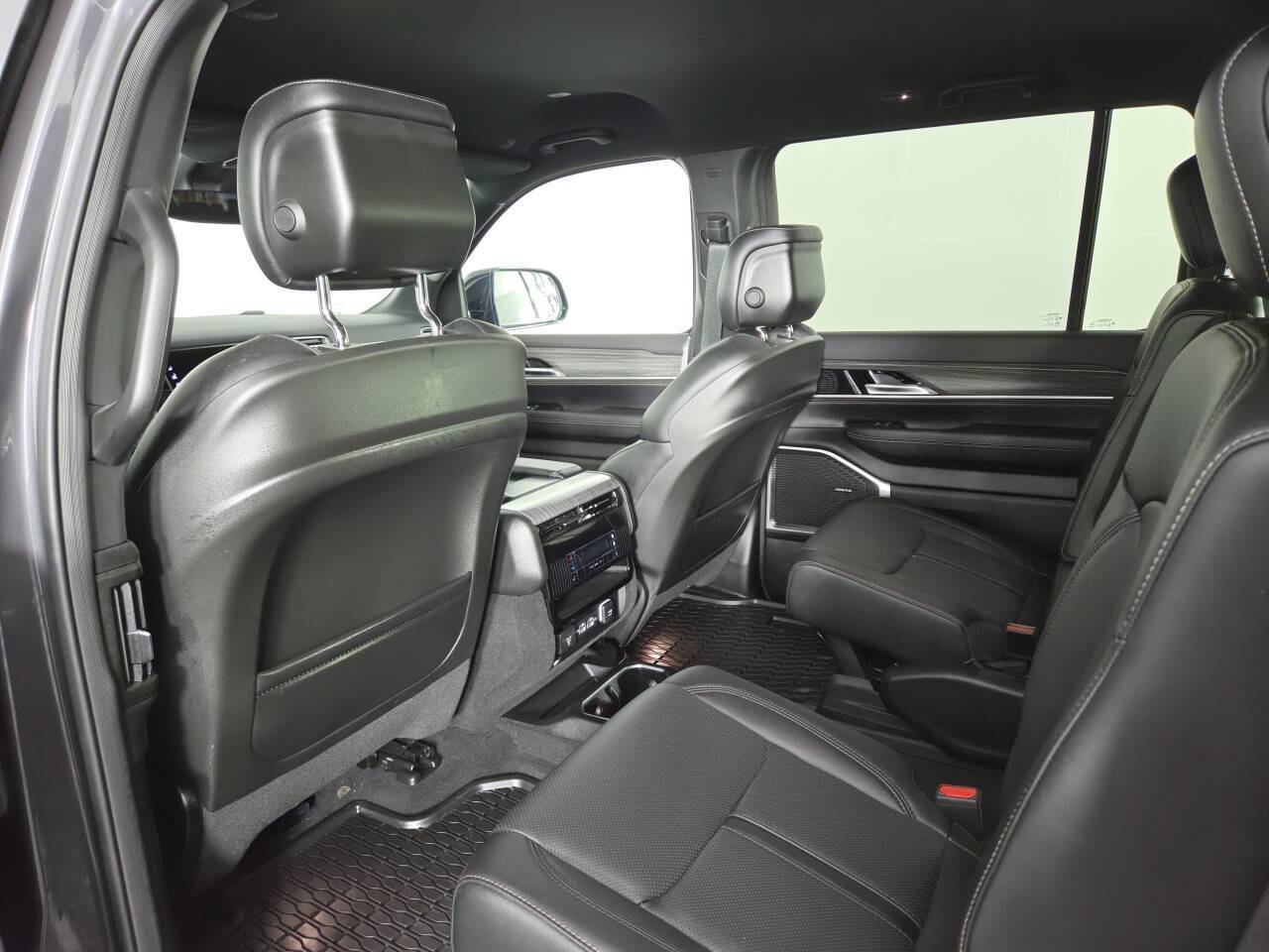 Used 2024 Jeep Wagoneer L Series II w/ Flexible Seating Group AWD/4WD image 21