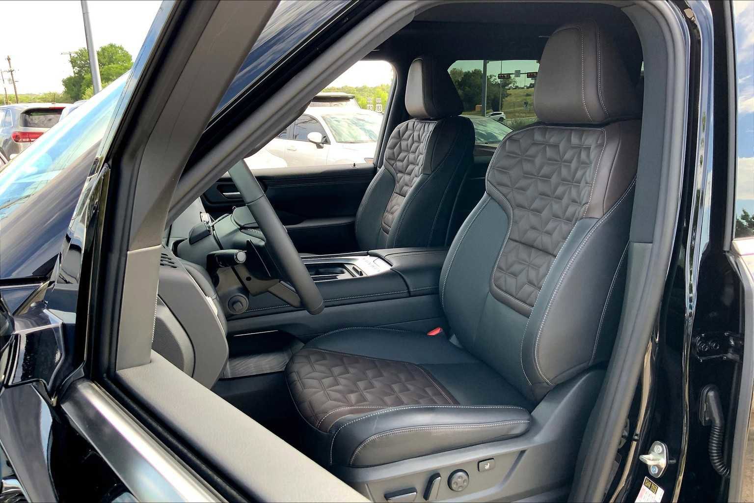 New 2025 Nissan Armada Platinum Reserve image 9