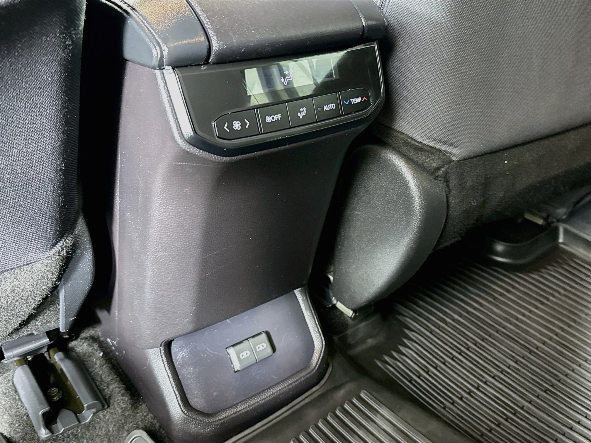 Used 2025 Toyota Highlander LE AWD/4WD image 25