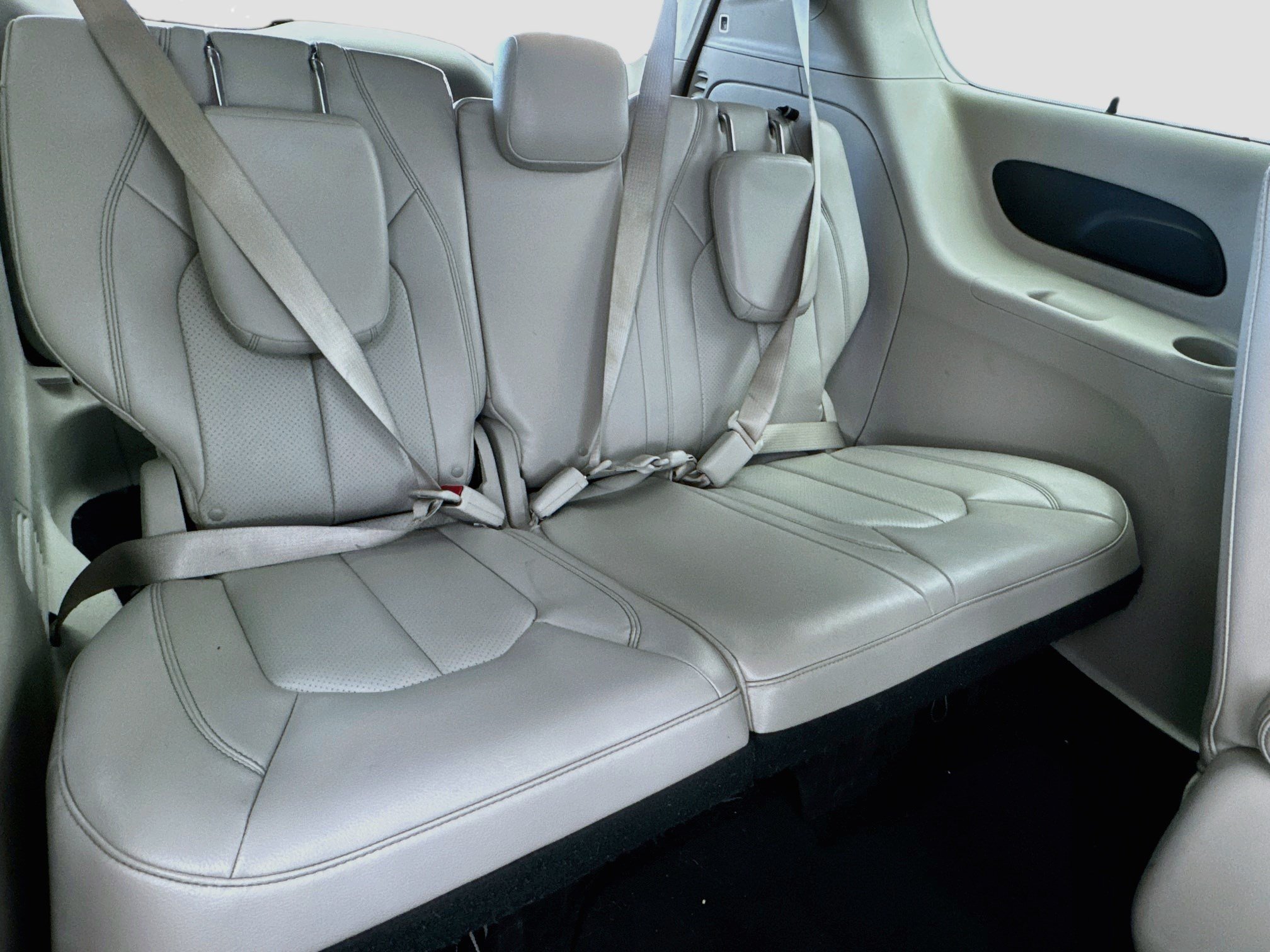 Used 2018 Chrysler Pacifica Touring-L FWD image 19