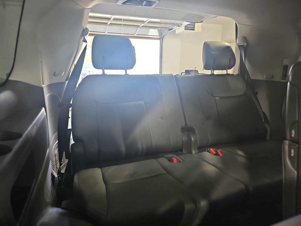 Used 2010 Lexus LX 570 4WD w/ Luxury Pkg image 15