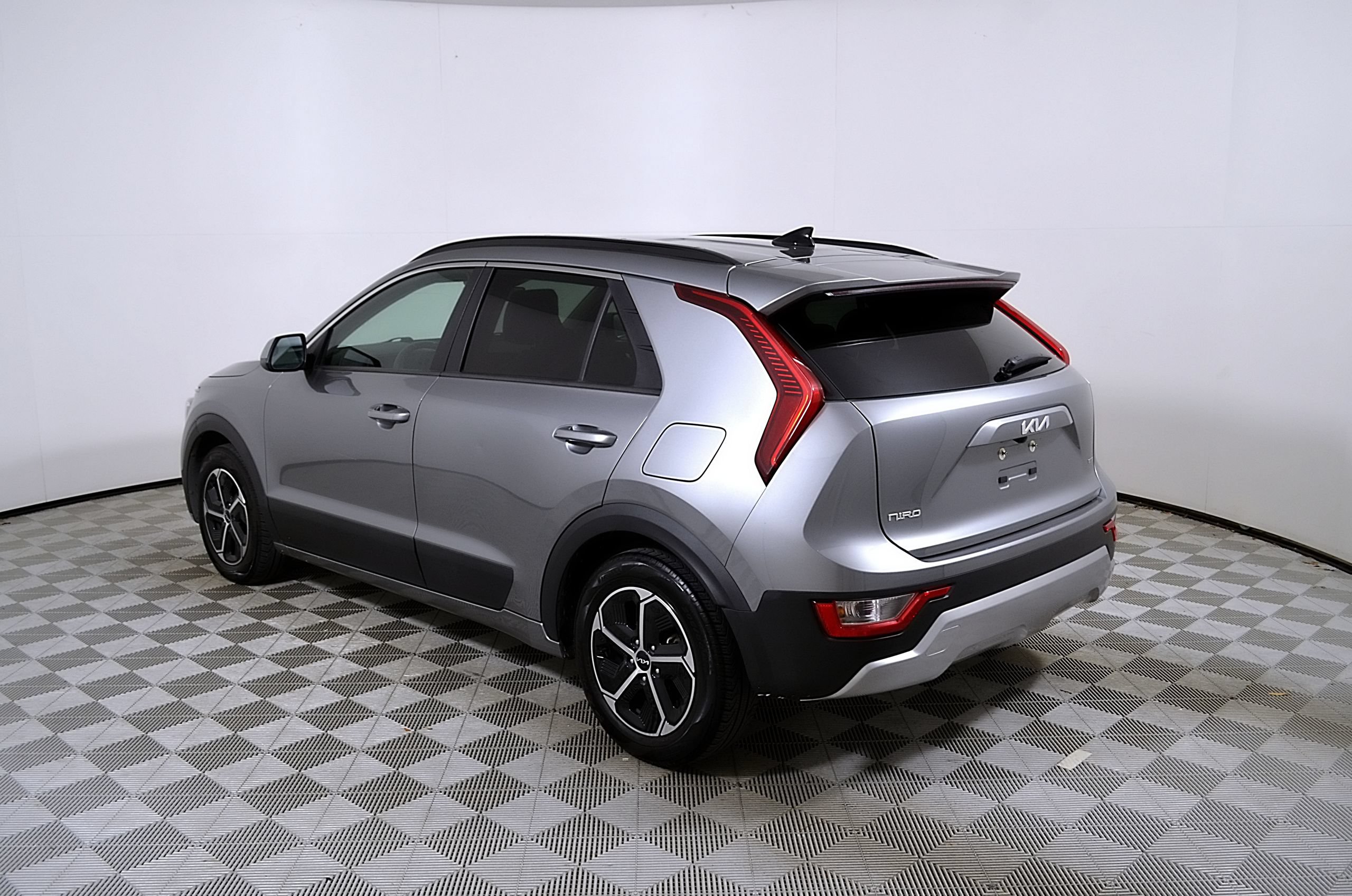 Used 2023 Kia Niro LX FWD image 9