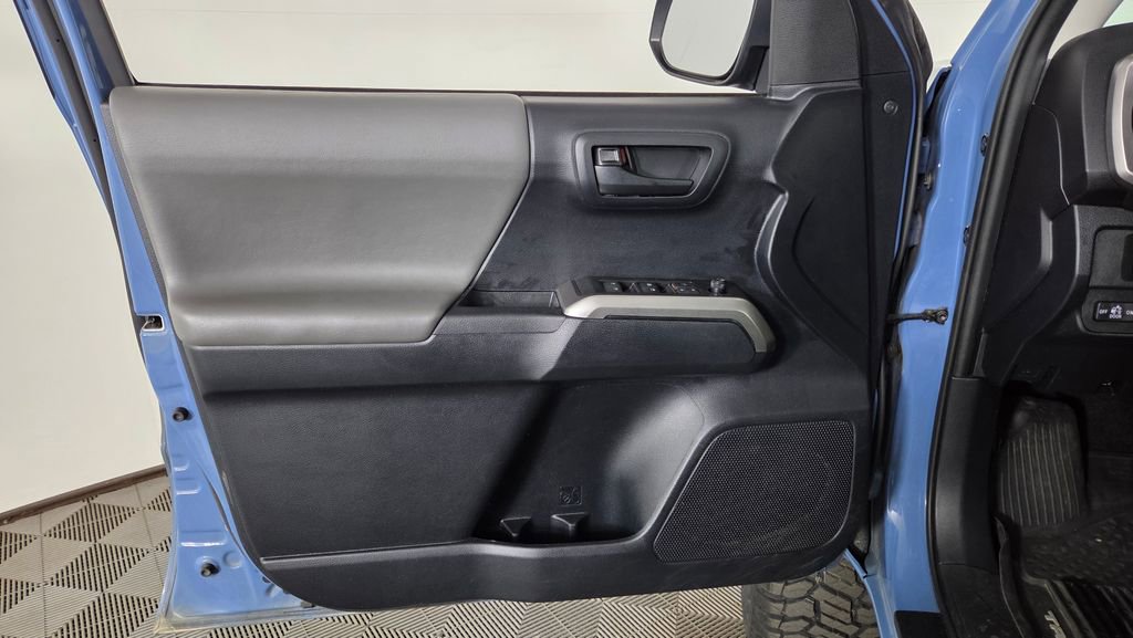 Used 2019 Toyota Tacoma SR5 AWD/4WD image 15