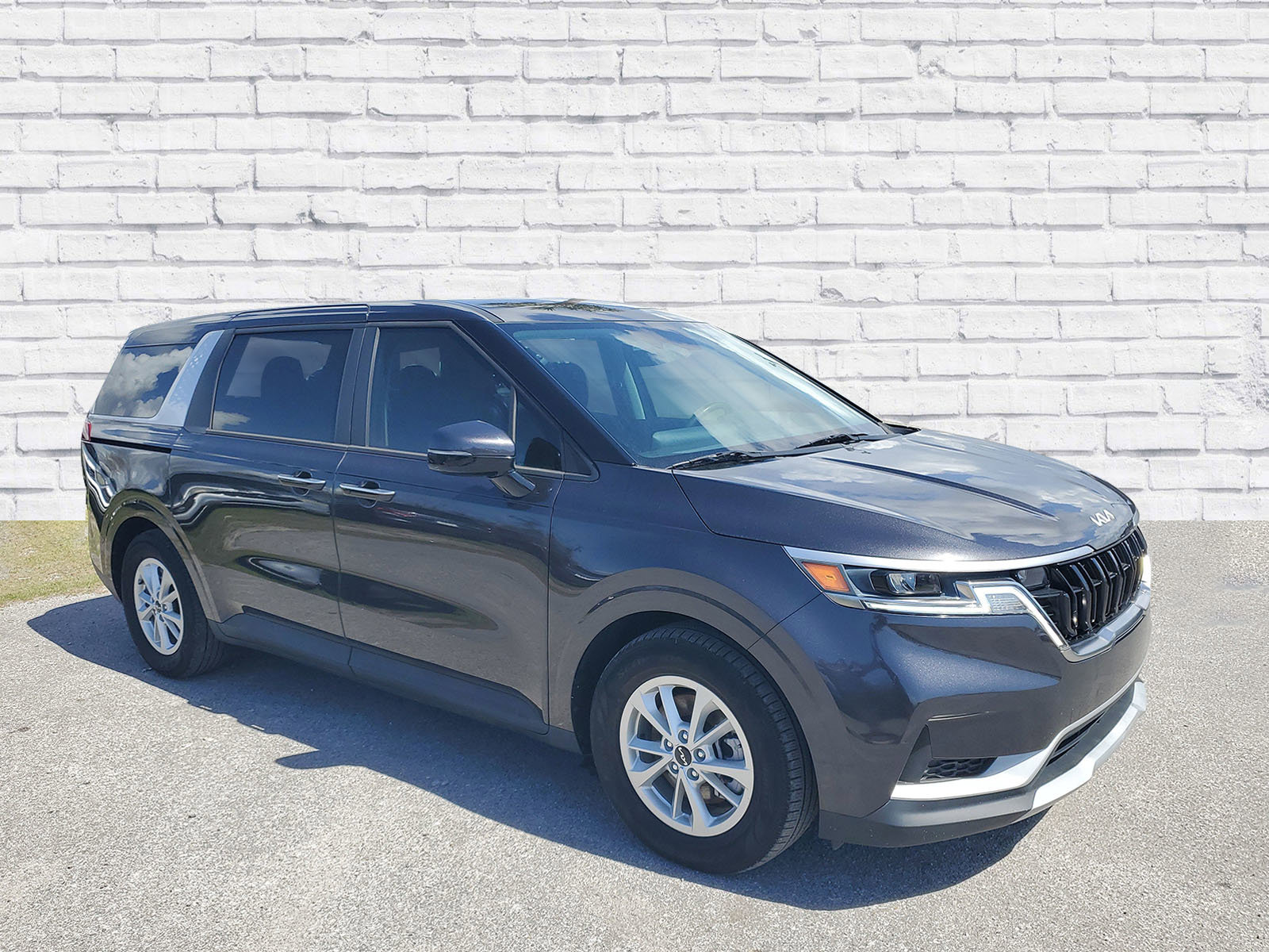 Used 2023 Kia Carnival LX image 3