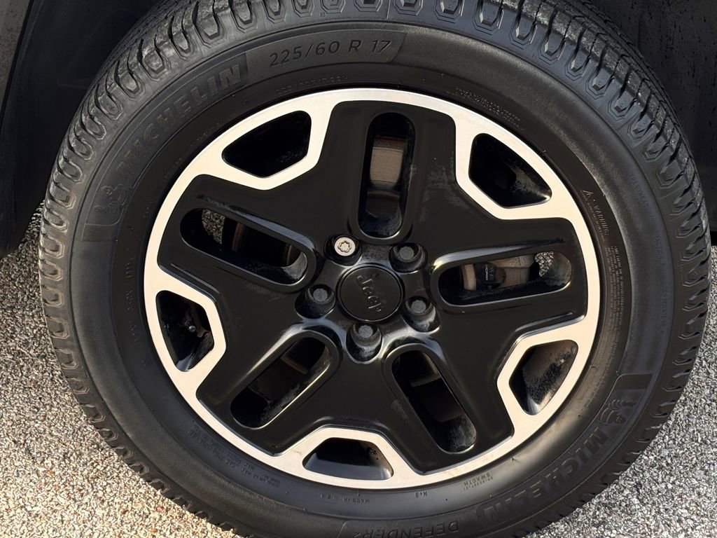 Used 2017 Jeep Renegade Trailhawk AWD/4WD image 4