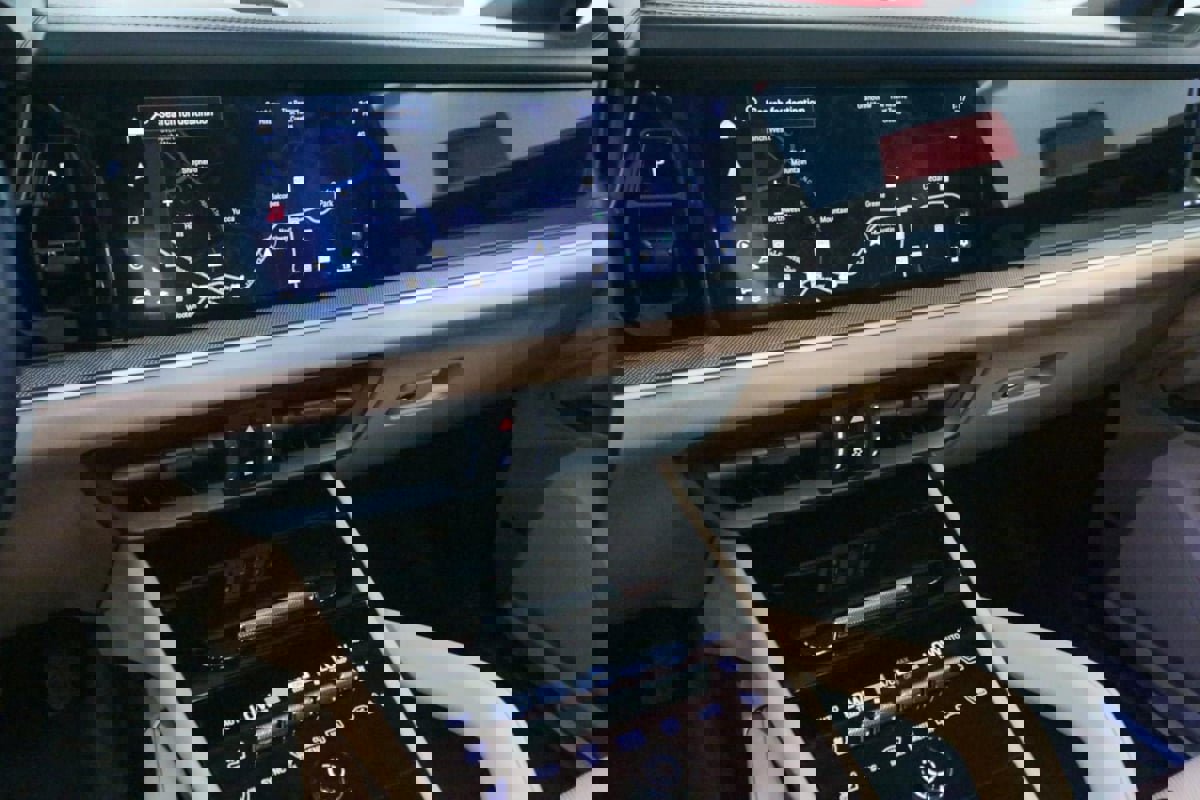 Used 2024 Porsche Cayenne AWD/4WD image 22