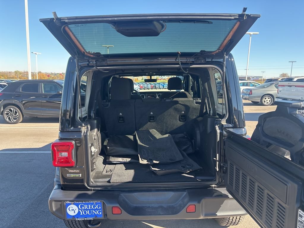 Used 2022 Jeep Wrangler Unlimited Sahara w/ LED Lighting Group AWD/4WD image 13