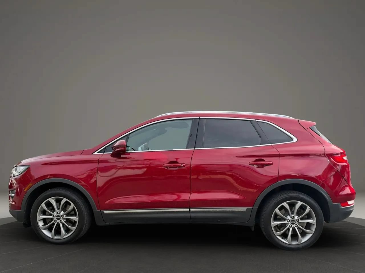 Used 2019 Lincoln MKC Select w/ Select Plus Package AWD/4WD image 2