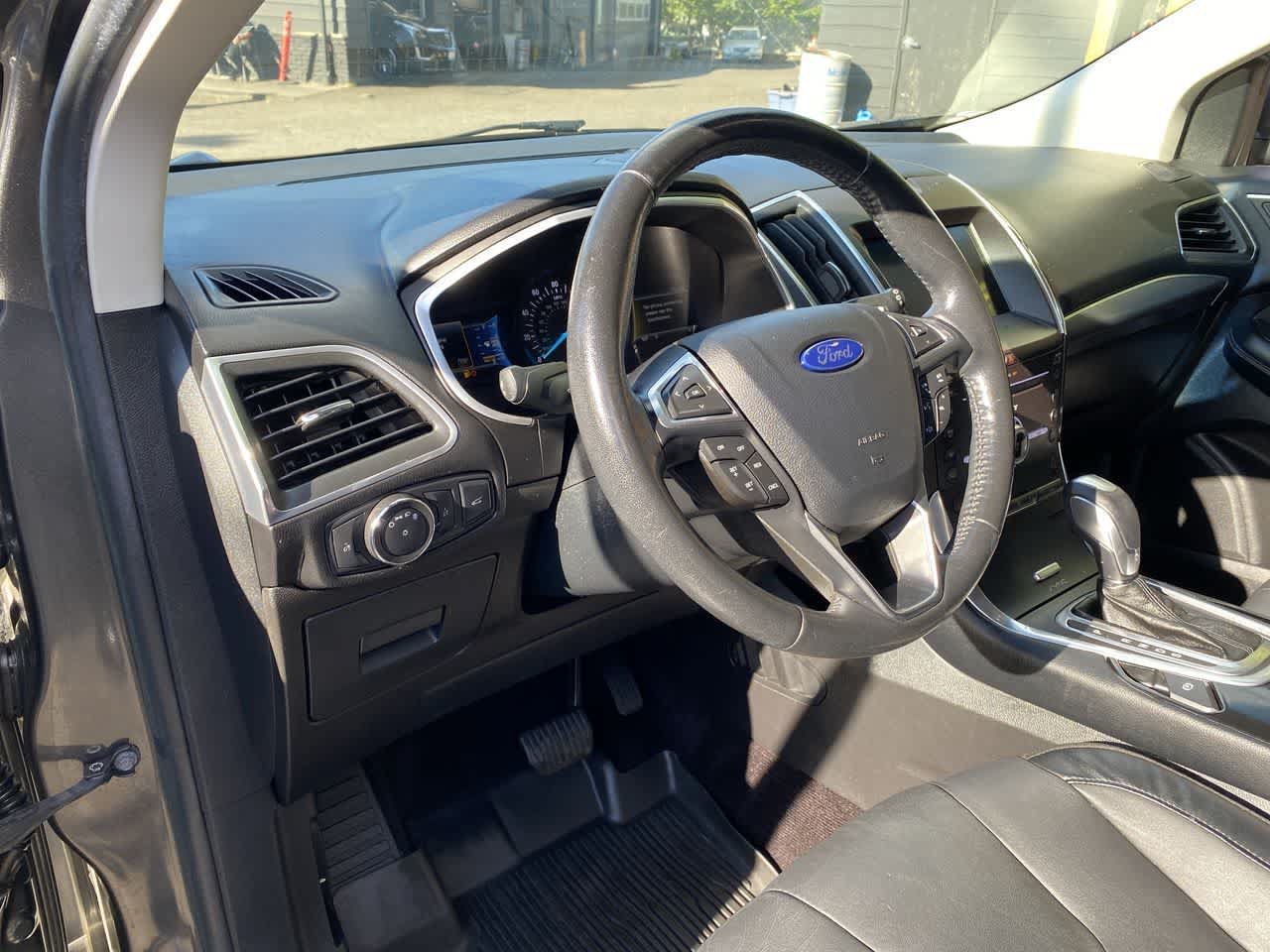 Used 2017 Ford Edge Titanium w/ Technology Package AWD/4WD image 2