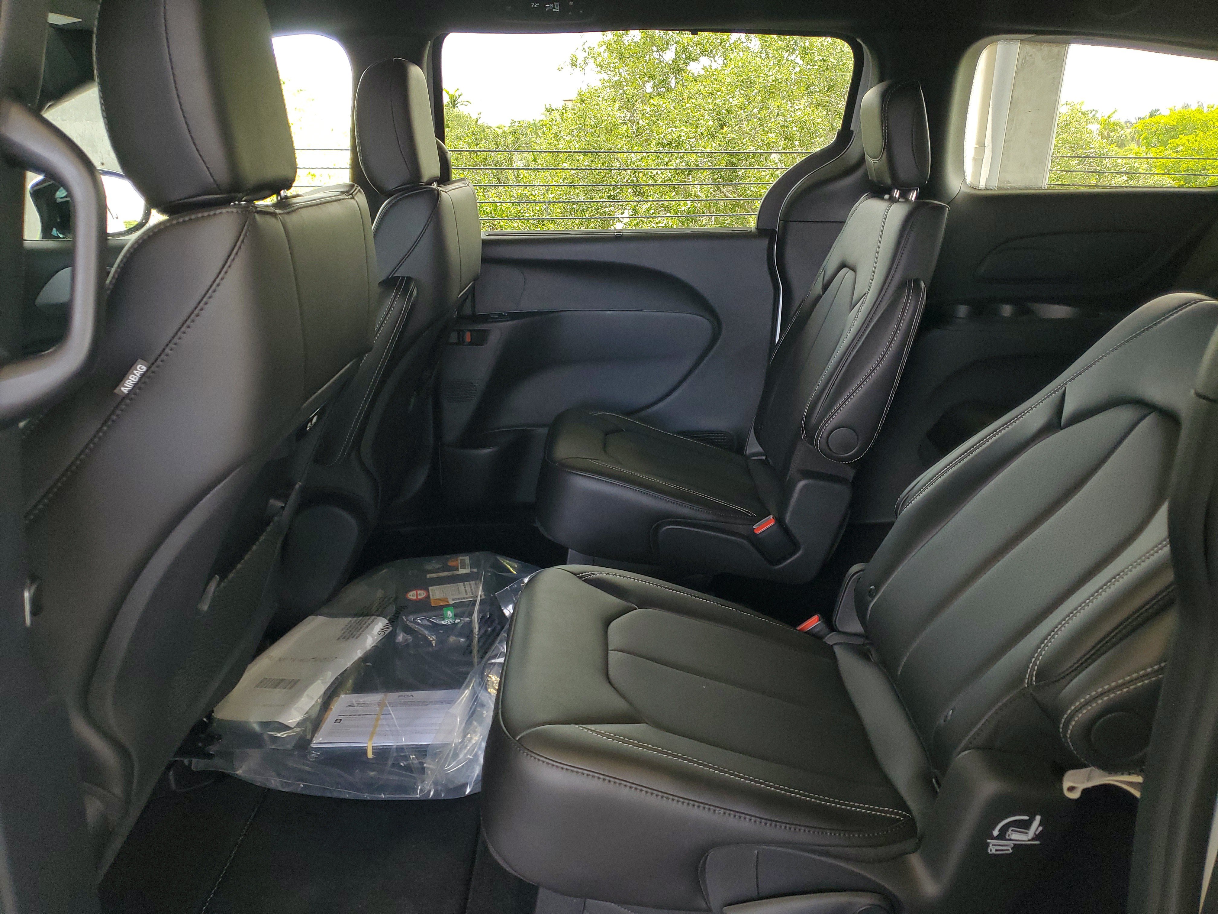 New 2027 Chrysler Pacifica Select FWD image 8
