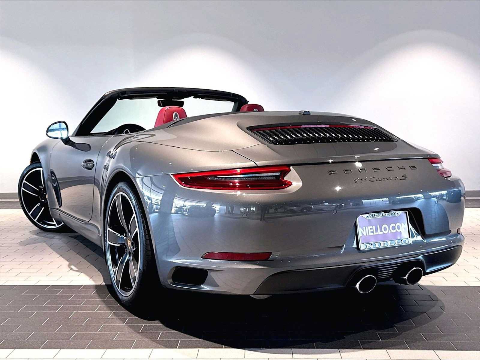 Used 2017 Porsche 911 Carrera S RWD image 3