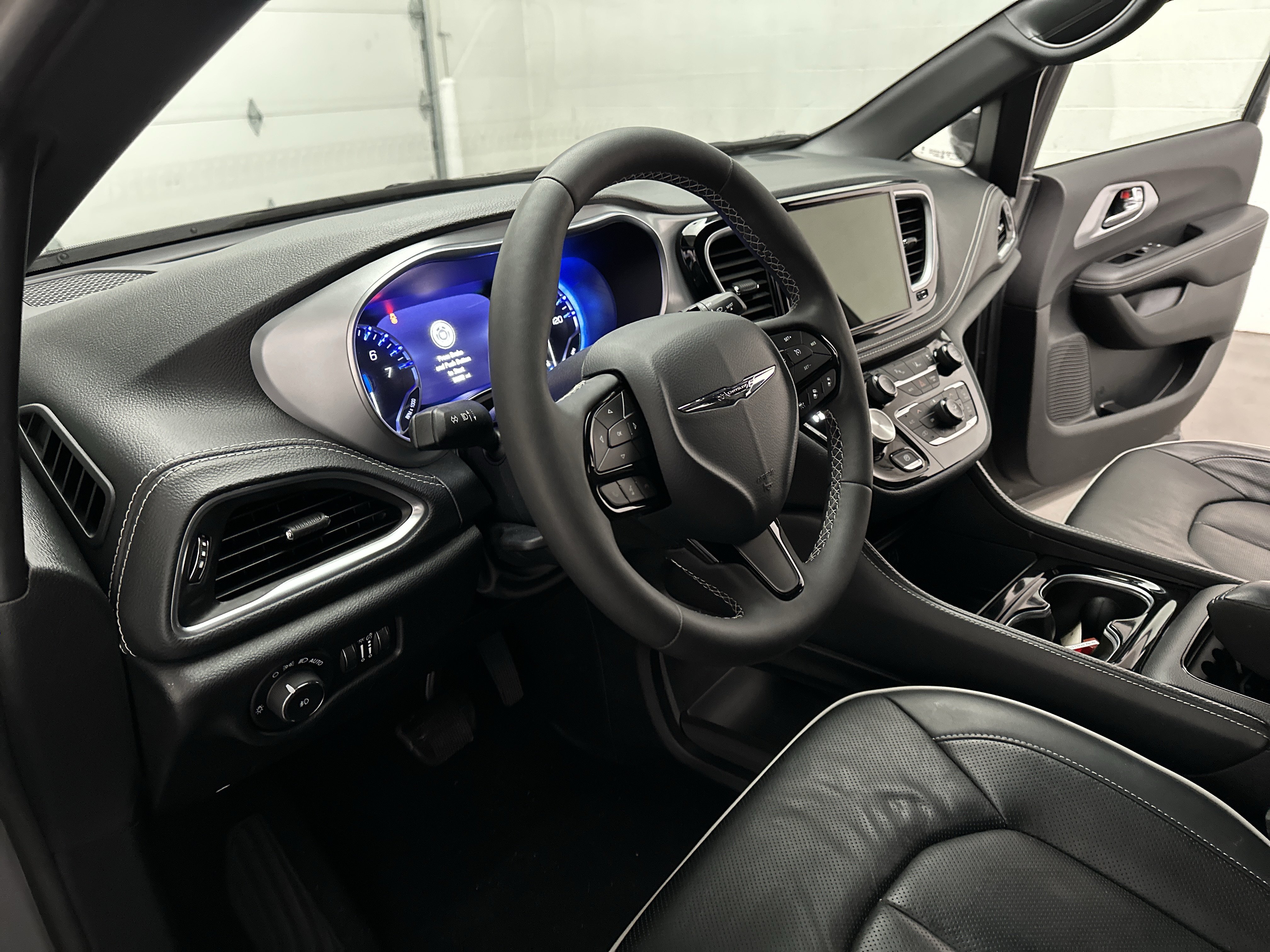 Used 2025 Chrysler Pacifica Limited FWD image 17