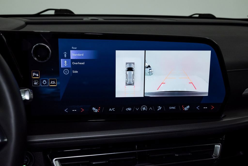 Used 2024 Chevrolet Traverse LT FWD image 18