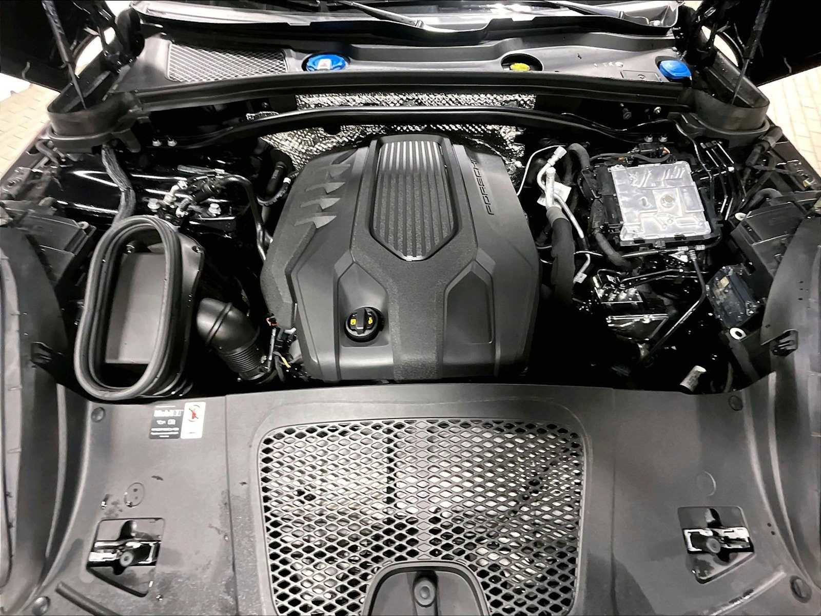 Used 2025 Porsche Macan image 37