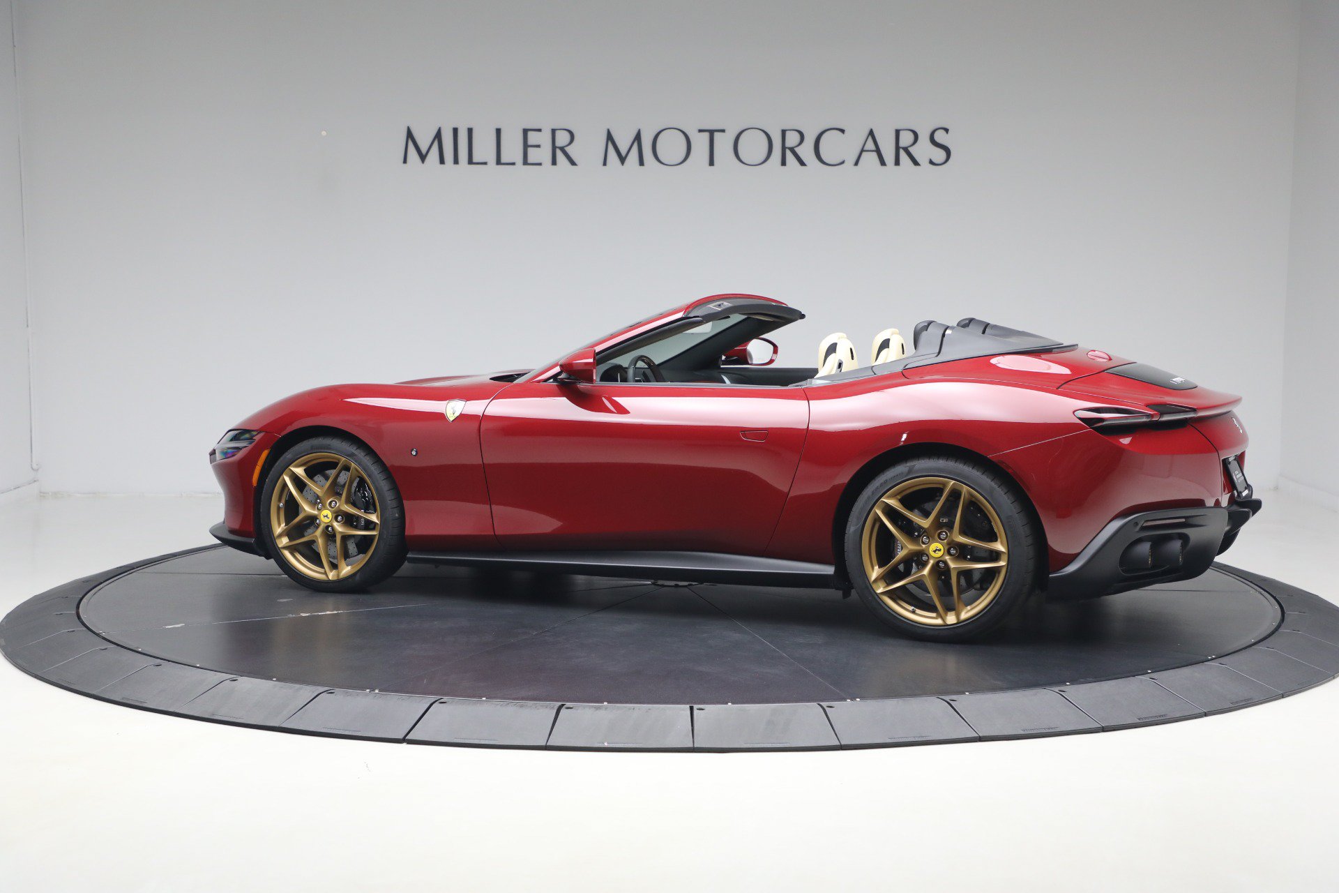 Certified 2025 Ferrari Roma Spider RWD image 5
